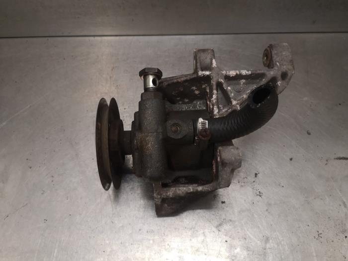 Power steering pump from a Volkswagen Golf III Cabrio Restyling (1E7) 1.8 2000