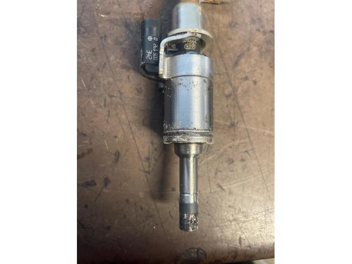 Injector (petrol injection) from a Ford Focus 3 Wagon 1.0 Ti-VCT EcoBoost 12V 100 2017