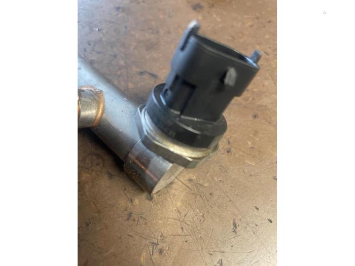 Fuel injector nozzle from a Ford Focus 3 Wagon 1.0 Ti-VCT EcoBoost 12V 100 2017