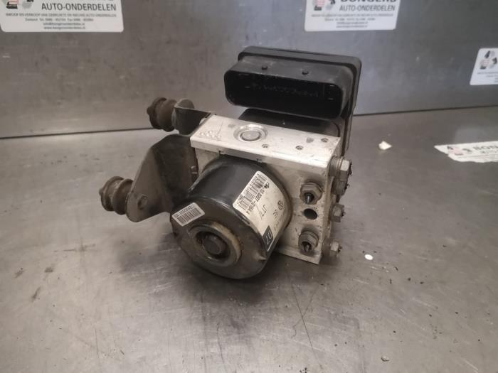Begagnade ABS-pump Volkswagen Golf VI (5K1) 2.0 TDI 16V Pris på förfrågan erbjuds av Bongers Auto-Onderdelen Zeeland