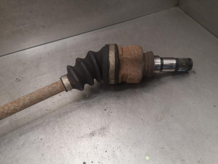 Front drive shaft, right from a Peugeot 107 1.0 12V 2006