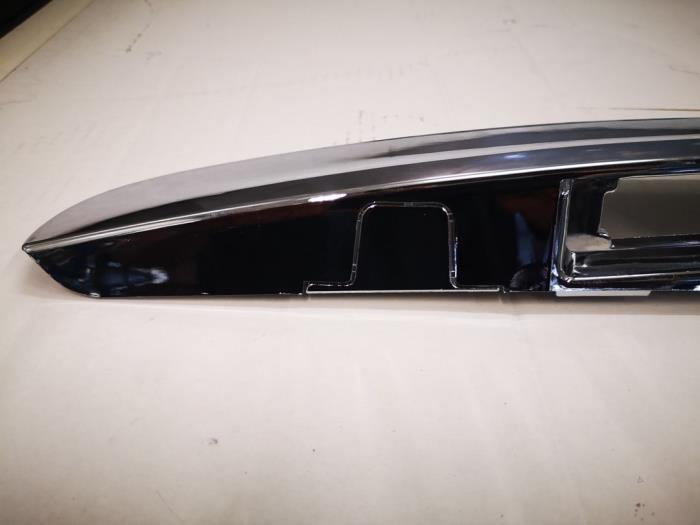 Tailgate handle from a Nissan Qashqai (J10) 2.0 16V 4x4 2009