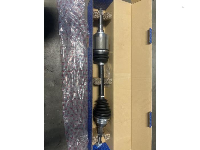 Front drive shaft, left from a Nissan Qashqai (J10) 2.0 16V 4x4