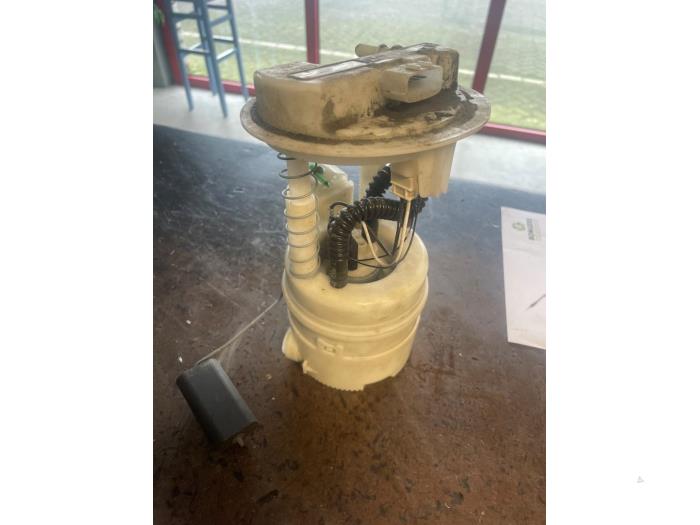 Electric fuel pump from a Renault Clio IV (5R)  2016