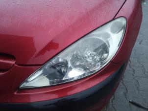 Used Headlight, left Peugeot 307 (3A/C/D) 1.6 16V Price on request offered by Bongers Auto-Onderdelen Zeeland