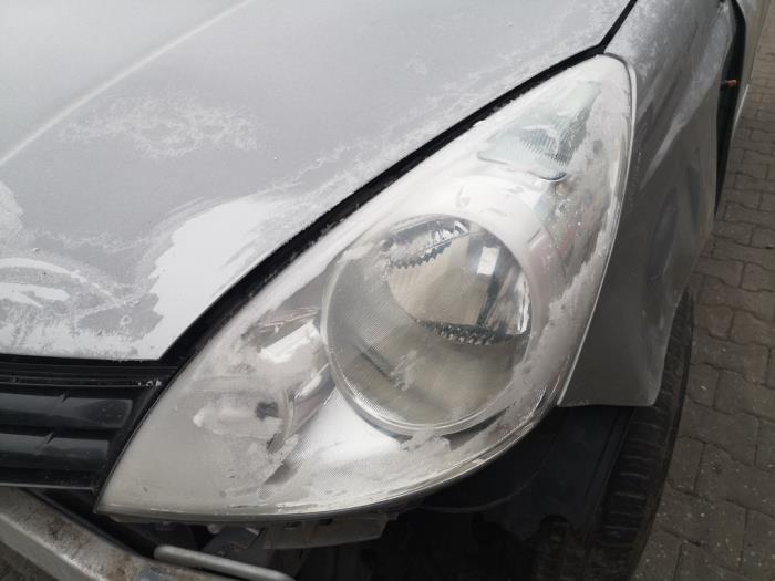 Headlight, left from a Nissan Note (E11) 1.6 16V 2007