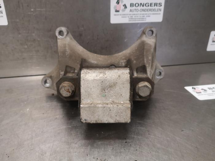 Used Engine mount Mercedes Sprinter 3,5t (906.63) 319 CDI,BlueTEC V6 24V Price on request offered by Bongers Auto-Onderdelen Zeeland