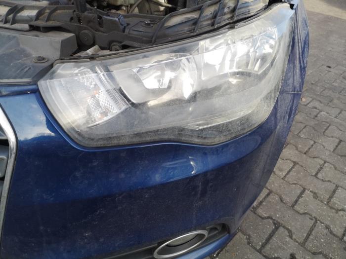 Headlight, left from a Audi A1 Sportback (8XA/8XF) 1.4 TFSI Cylinder on demand 16V 2013
