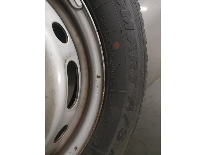 Juego de llantas y neumáticos de un Mercedes-Benz Sprinter 4,6t (906.65) 416 CDI 16V 2011