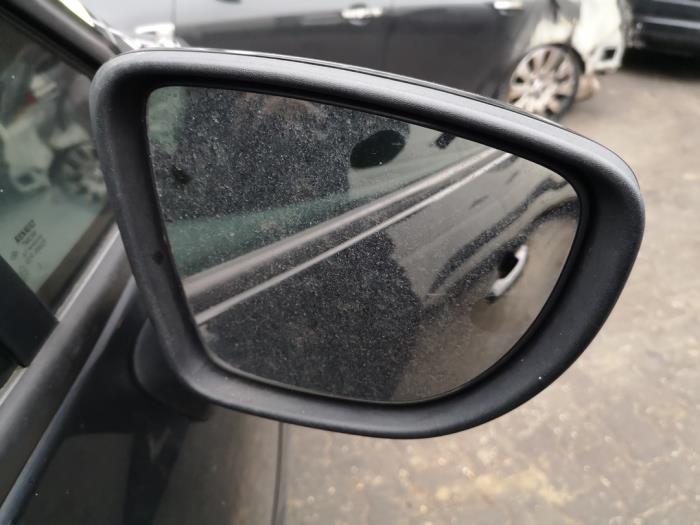 Außenspiegel rechts van een Renault Clio IV (5R) 0.9 Energy TCE 90 12V 2013