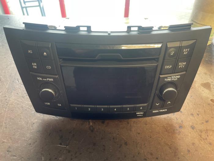 Używane Radio Suzuki Swift (ZA/ZC/ZD) 1.2 16_ Cena na żądanie oferowane przez Bongers Auto-Onderdelen Zeeland