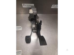 Used Accelerator pedal Renault Clio IV (5R) 0.9 Energy TCE 90 12V Price on request offered by Bongers Auto-Onderdelen Zeeland