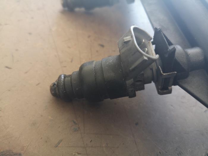 Injector (petrol injection) from a Volkswagen Golf Plus (5M1/1KP) 1.6 2007