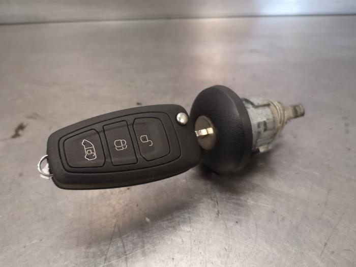 Cilindro de cerradura de puerta izquierda de un Ford Transit Custom 2.2 TDCi 16V 2015