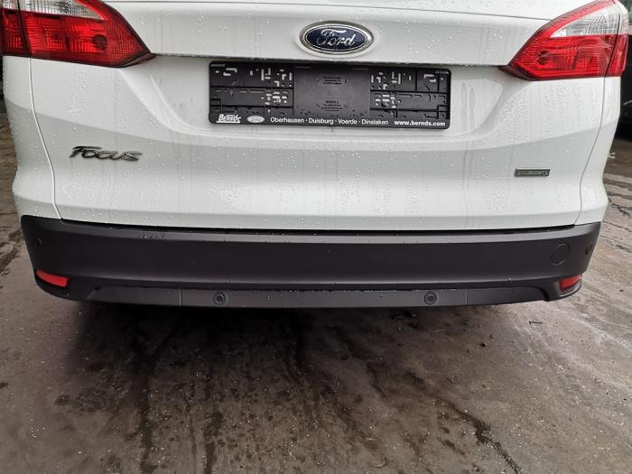 Rear bumper from a Ford Focus 3 Wagon 1.0 Ti-VCT EcoBoost 12V 100 2014