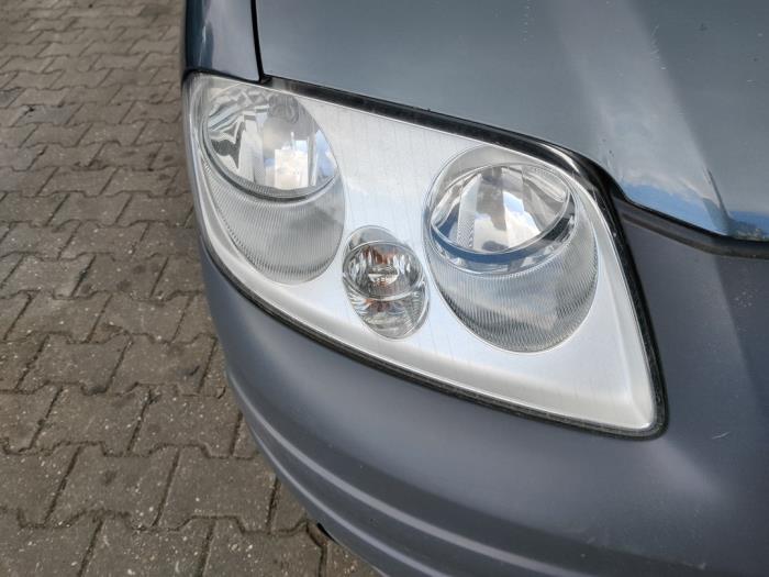 Headlight, right from a Volkswagen Caddy III (2KA,2KH,2CA,2CH) 1.4 16V 2009