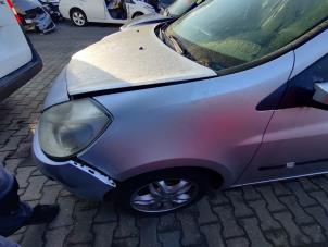 Used Front wing, left Renault Clio III (BR/CR) 1.4 16V Price on request offered by Bongers Auto-Onderdelen Zeeland