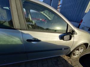 Gebrauchte Tür 4-türig rechts vorne Renault Clio III (BR/CR) 1.4 16V Preis auf Anfrage angeboten von Bongers Auto-Onderdelen Zeeland