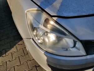 Used Headlight, right Renault Clio III (BR/CR) 1.4 16V Price on request offered by Bongers Auto-Onderdelen Zeeland