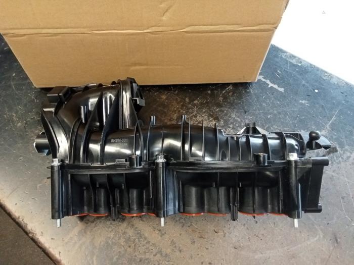 Intake manifold from a BMW 3 serie (E90) 320d 16V 2009