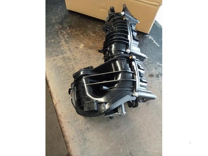 Intake manifold from a BMW 3 serie (E90) 320d 16V 2009