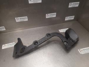 Used Front bumper bracket, right Ford Focus 3 Wagon 1.0 Ti-VCT EcoBoost 12V 100 Price on request offered by Bongers Auto-Onderdelen Zeeland