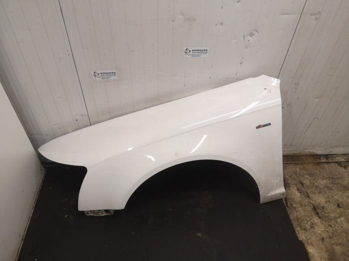 Front wing, left from a Audi A6 Avant (C6) 3.0 TDI V6 24V Quattro 2010