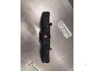 Usados Interruptor de luz de pánico Volkswagen Crafter 2.5 TDI 30/32/35 Precio de solicitud ofrecido por Bongers Auto-Onderdelen Zeeland