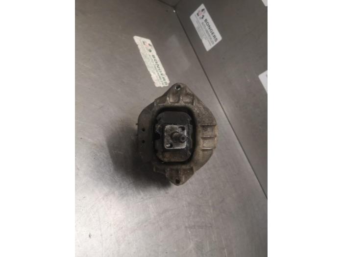 Engine mount from a BMW 1 serie (E81) 118d 16V 2007