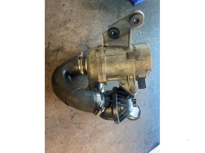 Water pump from a BMW 3 serie Touring (E91) 320i 16V 2009