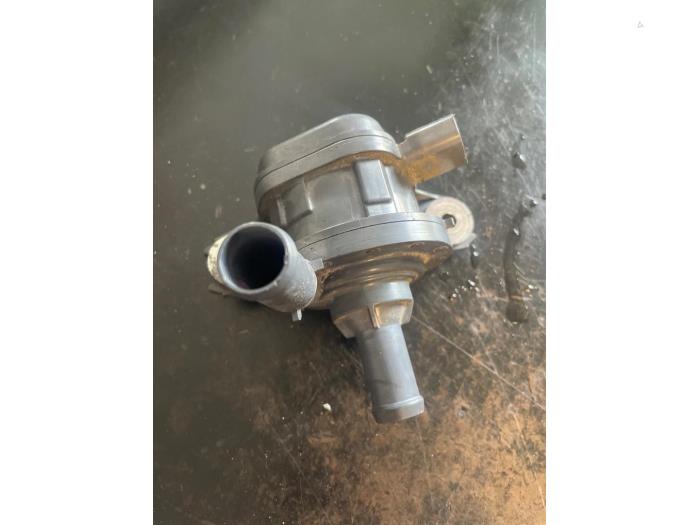 Begagnade Extra vattenpump Toyota Yaris III (P13) 1.5 16V Hybrid Pris på förfrågan erbjuds av Bongers Auto-Onderdelen Zeeland