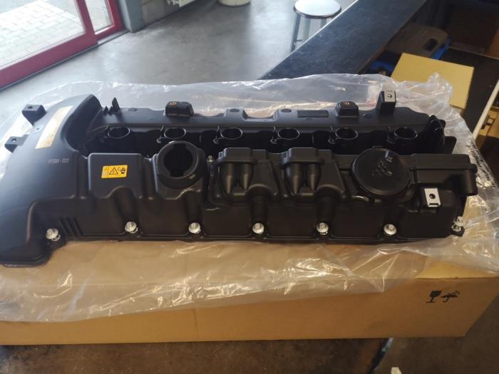 Ventildeckel van een BMW 5 serie (F10) 530i 24V 2011