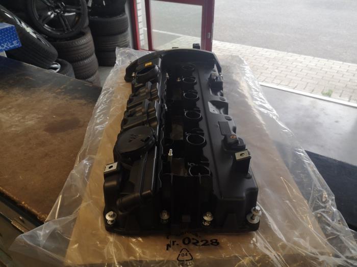 Ventildeckel van een BMW 5 serie (F10) 530i 24V 2011