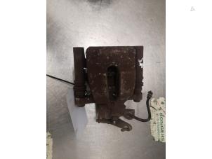 Używane Zacisk hamulcowy lewy tyl Renault Megane III Berline (BZ) 1.5 dCi 110 Cena na żądanie oferowane przez Bongers Auto-Onderdelen Zeeland