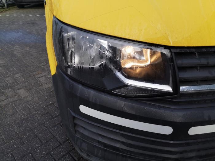 Używane Reflektor prawy Volkswagen Transporter T6 2.0 TDI 150 Cena na żądanie oferowane przez Bongers Auto-Onderdelen Zeeland