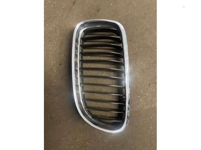 Używane Grill BMW 3 serie Touring (E91) 320d 16V Cena na żądanie oferowane przez Bongers Auto-Onderdelen Zeeland