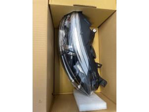 Nowe Reflektor prawy Renault Captur (2R) 0.9 Energy TCE 12V Cena € 151,25 Z VAT oferowane przez Bongers Auto-Onderdelen Zeeland