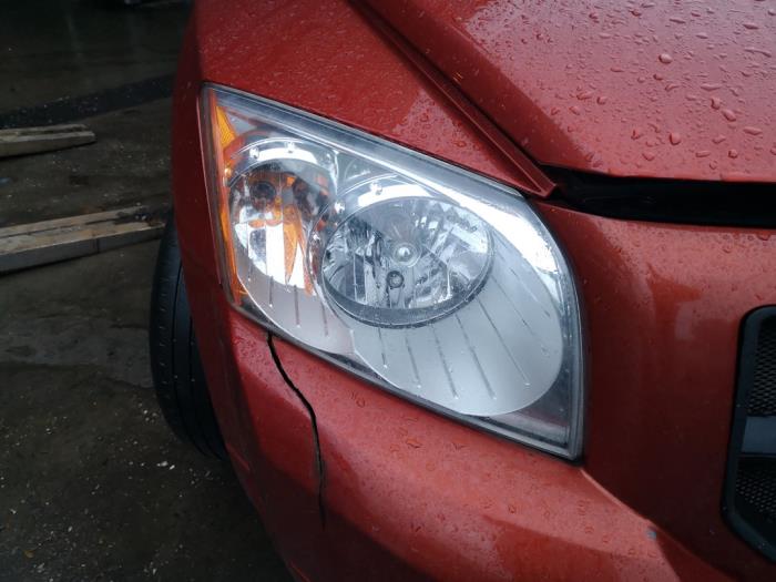 Używane Reflektor prawy Dodge Caliber 2.0 CRD 16V Cena na żądanie oferowane przez Bongers Auto-Onderdelen Zeeland