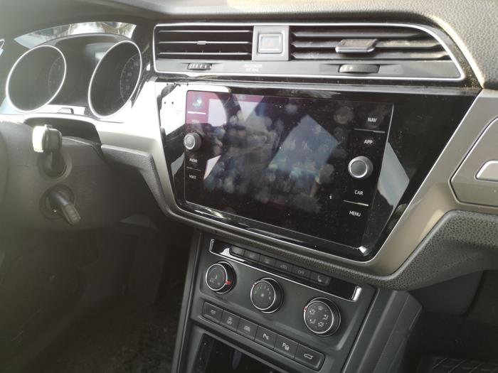 Używane System nawigacji Volkswagen Touran (5T1) 2.0 TDI 110 Cena na żądanie oferowane przez Bongers Auto-Onderdelen Zeeland