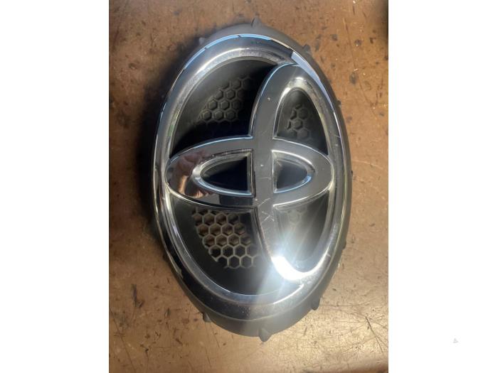 Używane Emblemat Toyota Aygo (B40) 1.0 12V VVT-i Cena na żądanie oferowane przez Bongers Auto-Onderdelen Zeeland