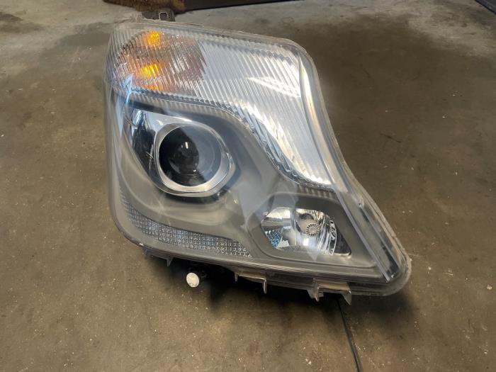 Używane Reflektor prawy Mercedes Sprinter 3,5t (906.63) 310 CDI 16V Cena € 907,50 Z VAT oferowane przez Bongers Auto-Onderdelen Zeeland