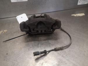 Begagnade Främre bromsok, vänster BMW 1 serie (F20) 116d 1.6 16V Efficient Dynamics Pris på förfrågan erbjuds av Bongers Auto-Onderdelen Zeeland