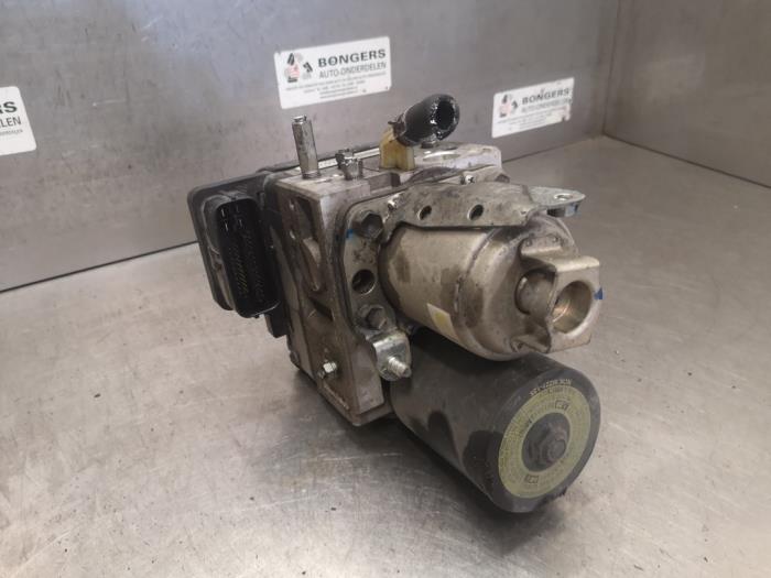 Begagnade ABS-pump Toyota Prius (NHW20) 1.5 16V Pris på förfrågan erbjuds av Bongers Auto-Onderdelen Zeeland