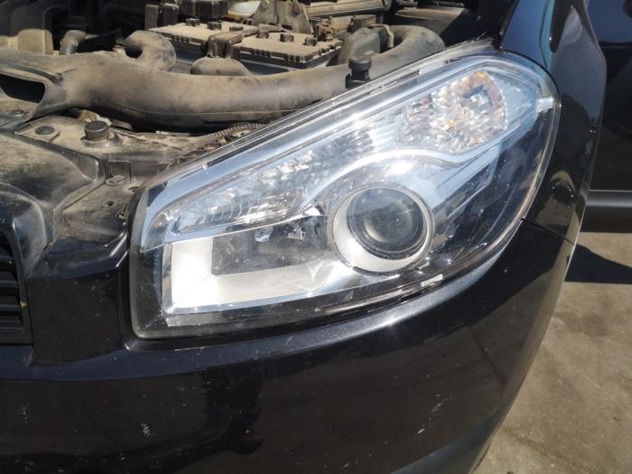 Używane Reflektor lewy Nissan Qashqai (J10) 1.6 16V Cena € 200,00 Procedura marży oferowane przez Bongers Auto-Onderdelen Zeeland