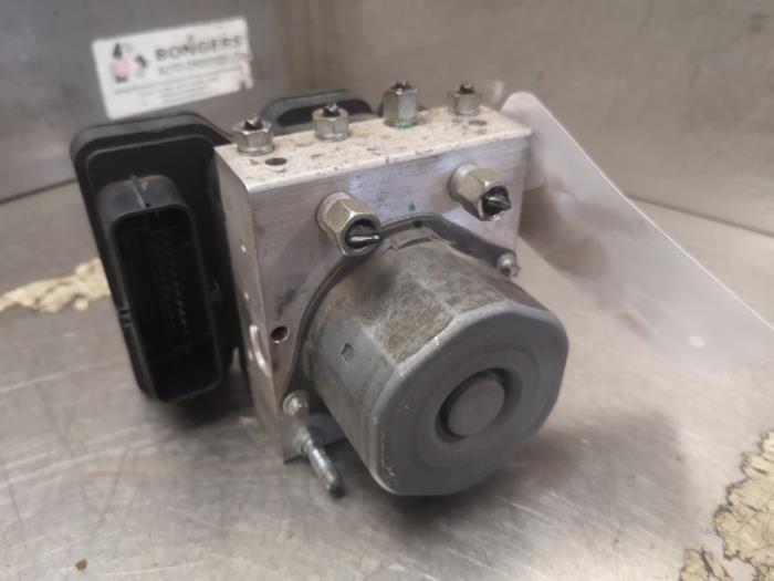Begagnade ABS-pump Nissan Qashqai (J11) 1.2 DIG-T 16V Pris på förfrågan erbjuds av Bongers Auto-Onderdelen Zeeland