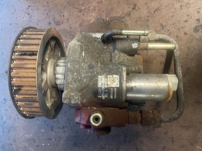 Begagnade Dieselpump Toyota Avensis Wagon (T25/B1E) 2.0 16V D-4D Pris på förfrågan erbjuds av Bongers Auto-Onderdelen Zeeland