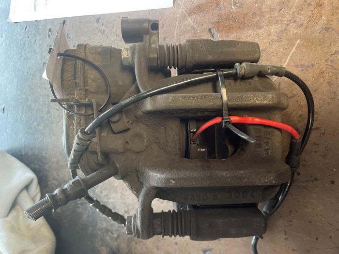 Gebrauchte Bremszange rechts hinten BMW 5 serie Touring (F11) 520d 16V Preis € 100,00 Margenregelung angeboten von Bongers Auto-Onderdelen Zeeland