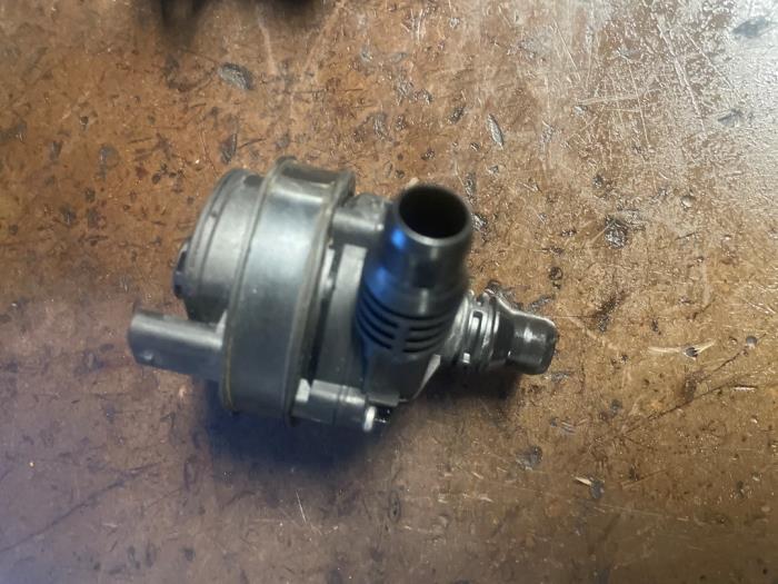 Begagnade Extra vattenpump BMW 3 serie (G20) 320i 2.0 TwinPower Turbo 16V Pris på förfrågan erbjuds av Bongers Auto-Onderdelen Zeeland
