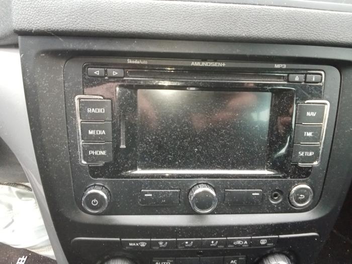 Używane Radio Skoda Yeti (5LAC) 1.4 TSI 16V Cena na żądanie oferowane przez Bongers Auto-Onderdelen Zeeland