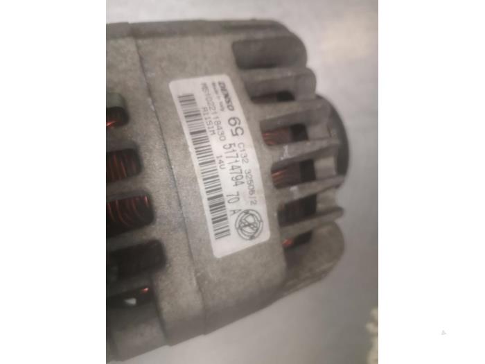 Dynamo van een Fiat Grande Punto (199) 1.4 16V 2007
